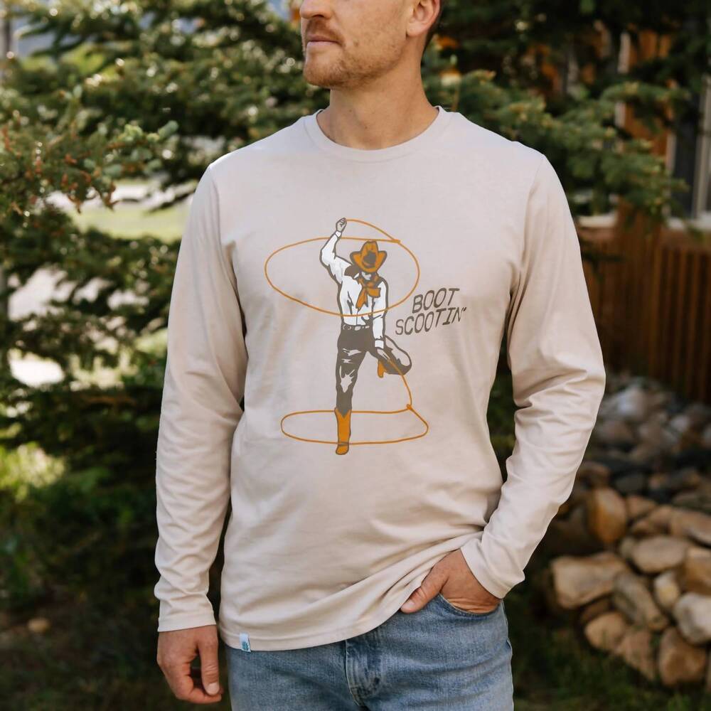 NEW SENDERO PROVISIONS CO. boot scootin' long sleeve tee in sand